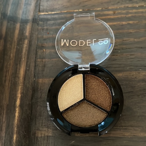 NEW!  Model co Eyeshadow Trio. Features three on -trend foil effect. - Picture 4 of 5